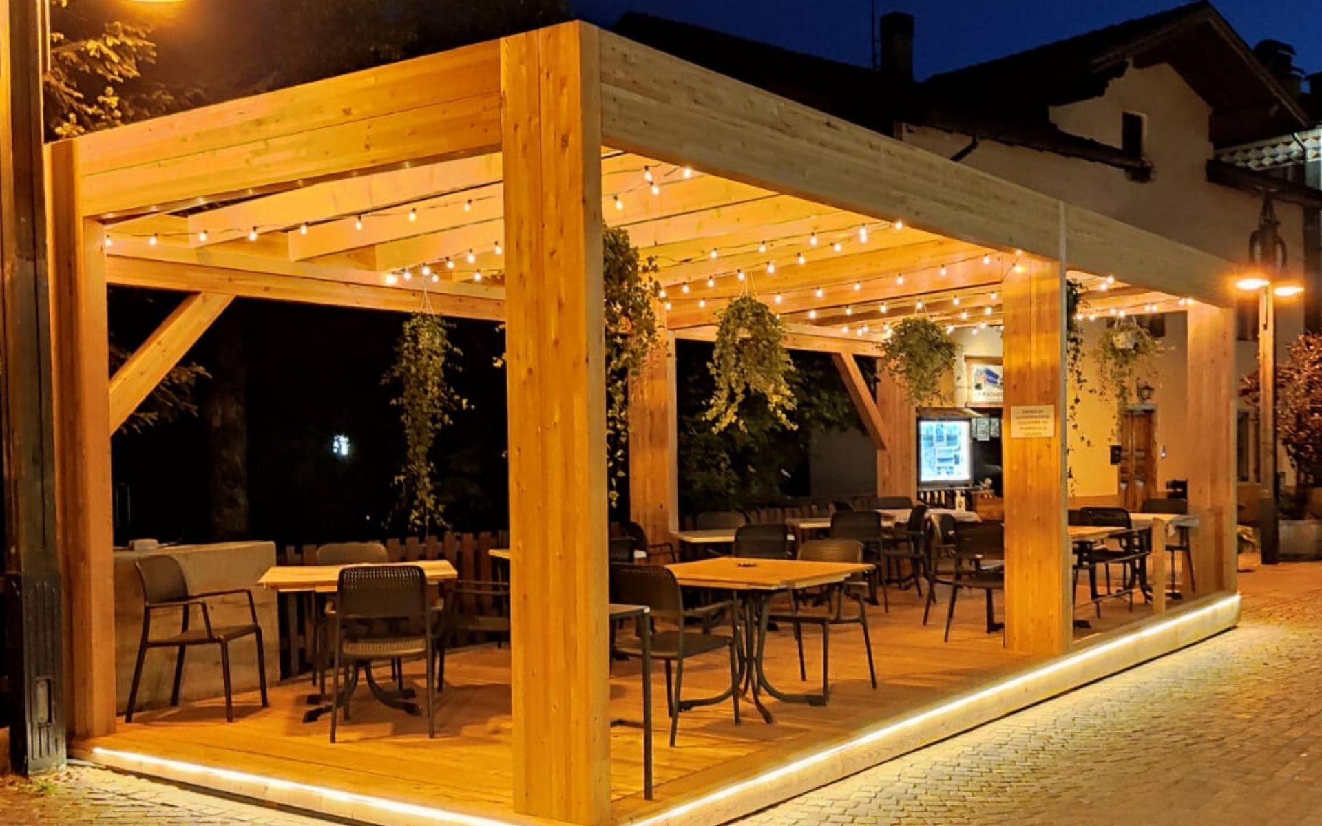 plateatico con tettoia pizzeria scoiattolo folgaria